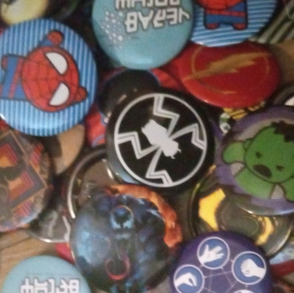 8 Marvel Pin Button - Picture 2 of 3